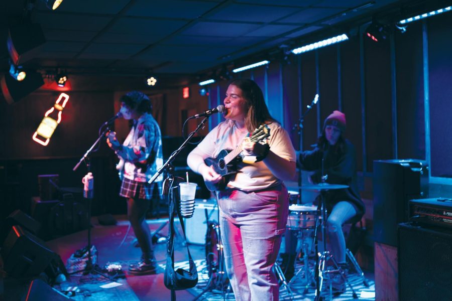 Emily+the+Band+lead+singer+Emily+Antonacci+sings+at+the+Rose+Bowl+Tavern+while+playing+her+ukulele+alongside+the+rest+of+Emily+the+Band+on+Friday.%0A