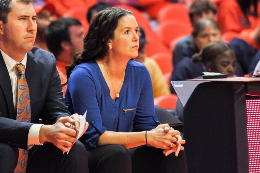 Illinois+womens+head+coach+Shauna+Green+watches+the+team+from+the+sidelines+during+the+second+half+of+the+game+against+LIU+on+Wednesday.+