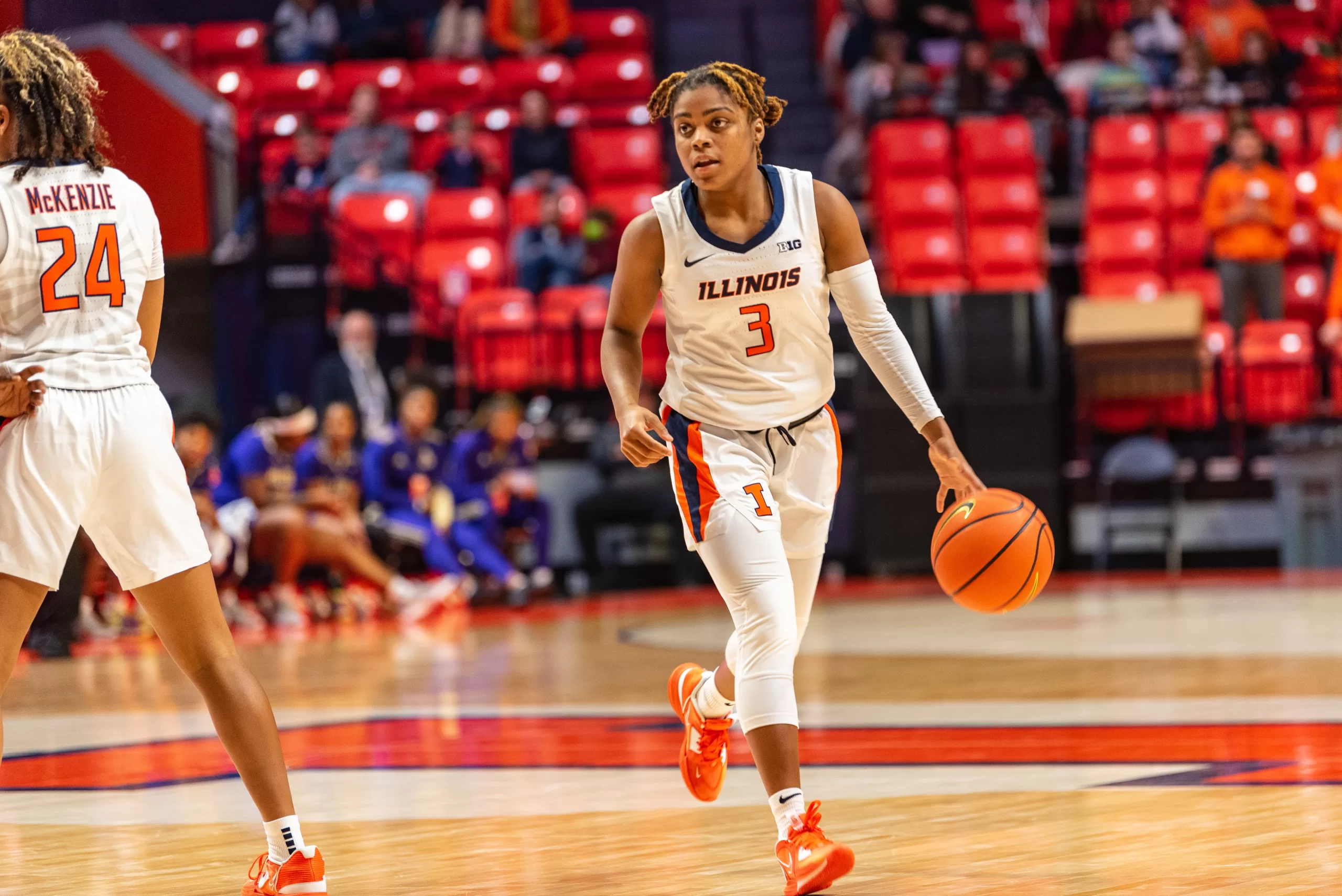 Illinois women’s basketball claims dominant victory in first round of