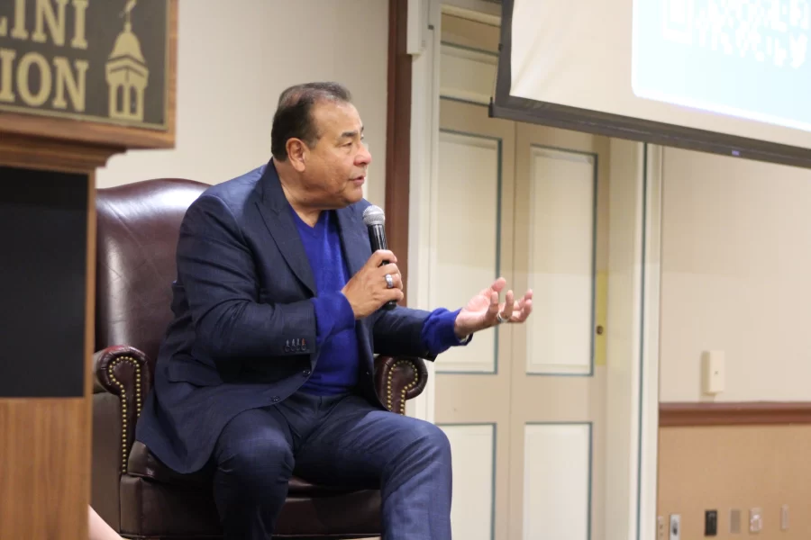 John Quiñones, ABC news correspondent and “What Would You Do?” host, speaks at the Illini Union on Thursday. 