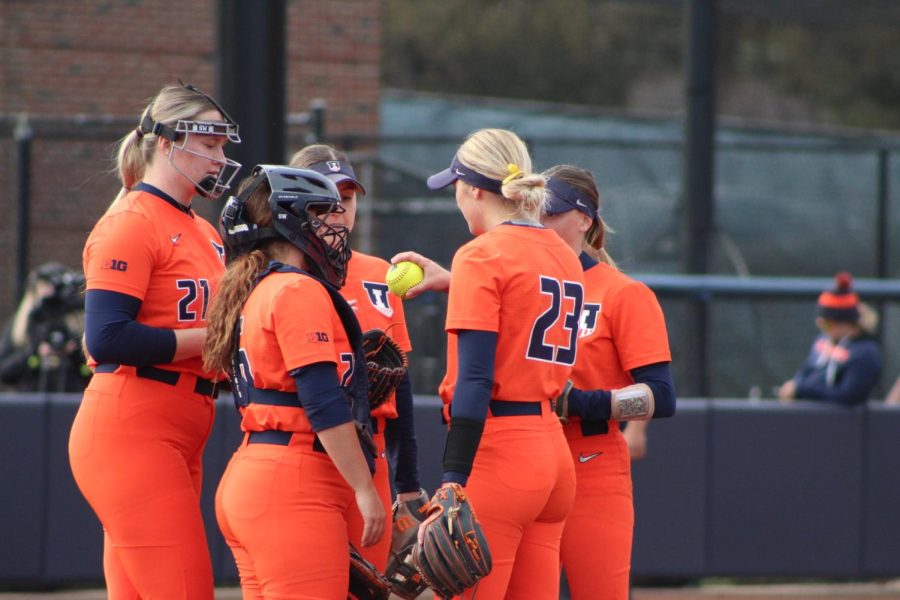 The team meets on the mound during a game against Indiana State on Wednesday. Illinois won both games of the double header, with scores of 3-1 and 6-0, respectively.