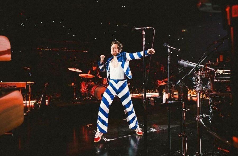 Harry Styles on stage performing in New York during his Love On Tour tour in Aug. 2022. Styles Grammy on stage performance continues conversation on difficulties faced while on stage.
