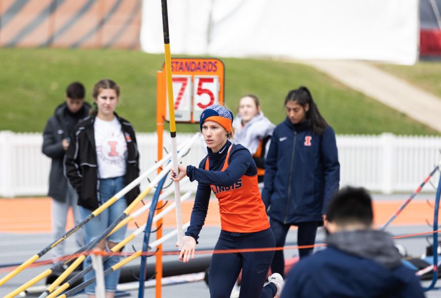 Senior+Jess+Streepy+starts+her+attempt+at+the++pole+vault+on++Apr.+9%2C+2022+during+the+Illini+Classic.+%0ANo.+9+ranking+track+and+field+showed+of+a+great+performance+at+the+Bryan+Clay+Invitational+this+weekend+with+a+few+athletes+even+breaking+their+personal+records.+%0A
