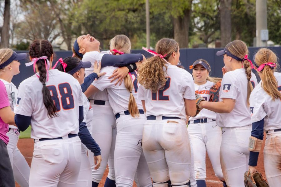 Illinois+softball+celebrates+a+win+against+Michigan+State+on+April+21.+On+Tuesday%2C+Illinois+will+play+DePaul+at+home.
