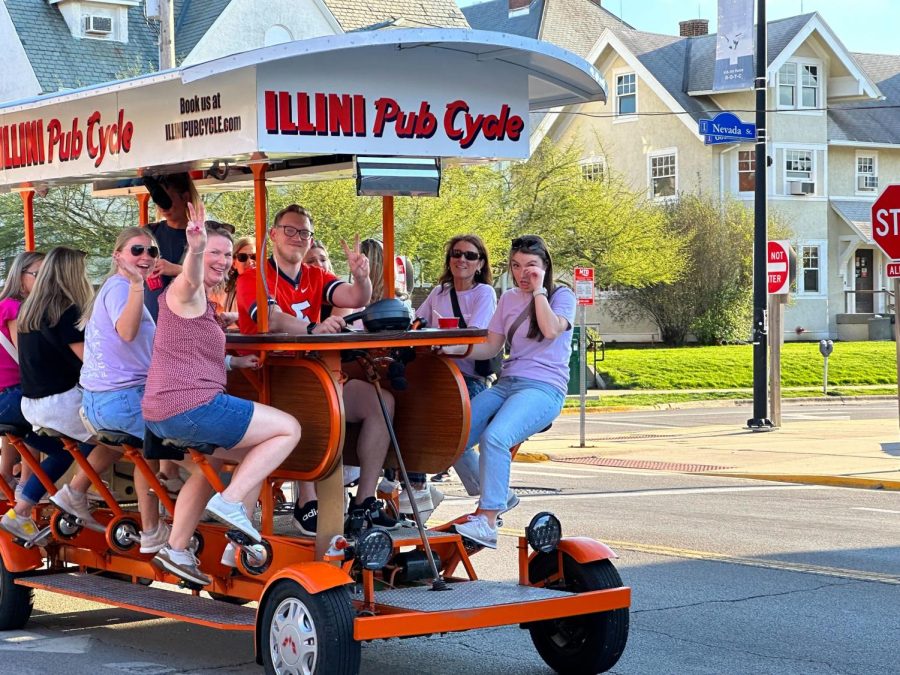 Families celebrate Moms Weekend with the Illini Pub Cycle