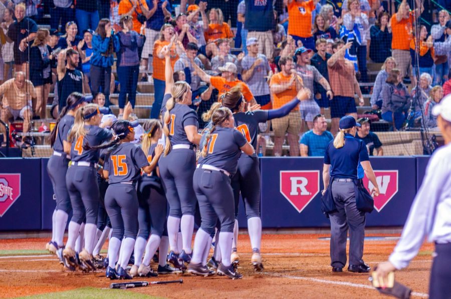 Illinois+softball+gathers+around+home+to+cheer+after+redshirt+senior+outfielder+Danielle+Davis+hit+a+grand+slam+in+the+top+of+the+third+inning.