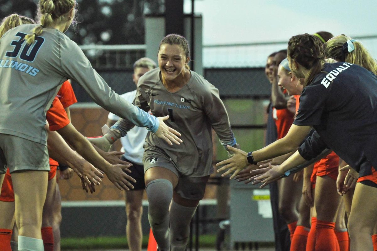 Julia Cili runs between her team on Sept. 4, 2022 as the Illini prepares to face off against Indiana.
The Illini will be facing off against Louisville on Thursday.