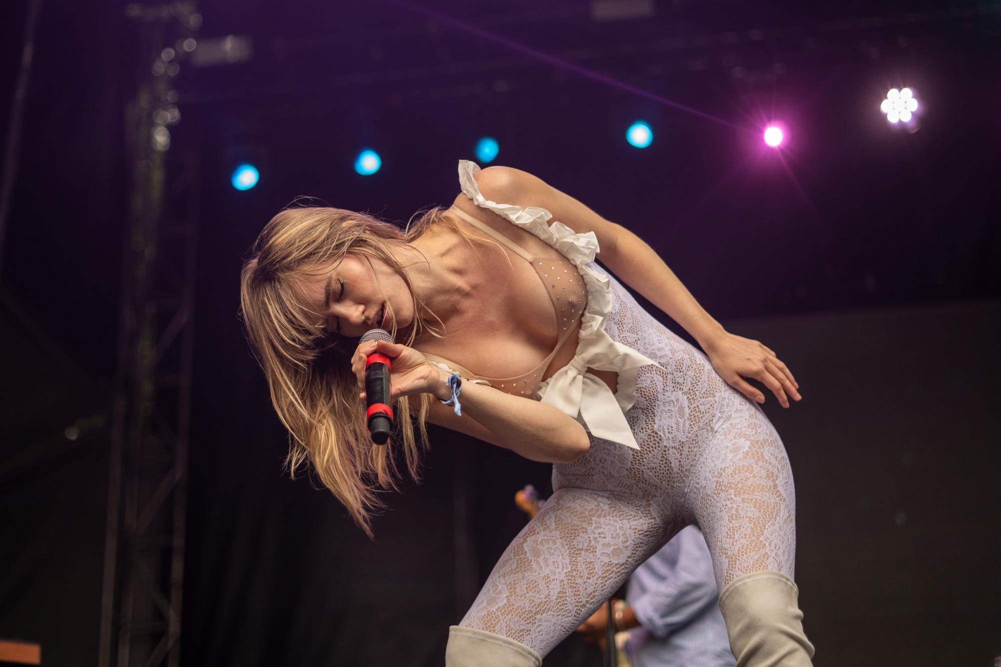 Suki Waterhouse delivers passionate performance, teases new release