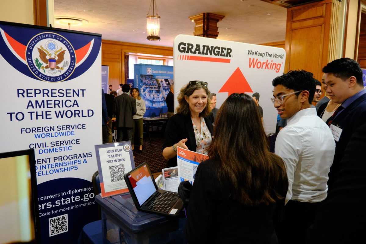 Students+visit+Department+of+State+table+during+LAS+and+ACES+career+fair+on+Wednesday.