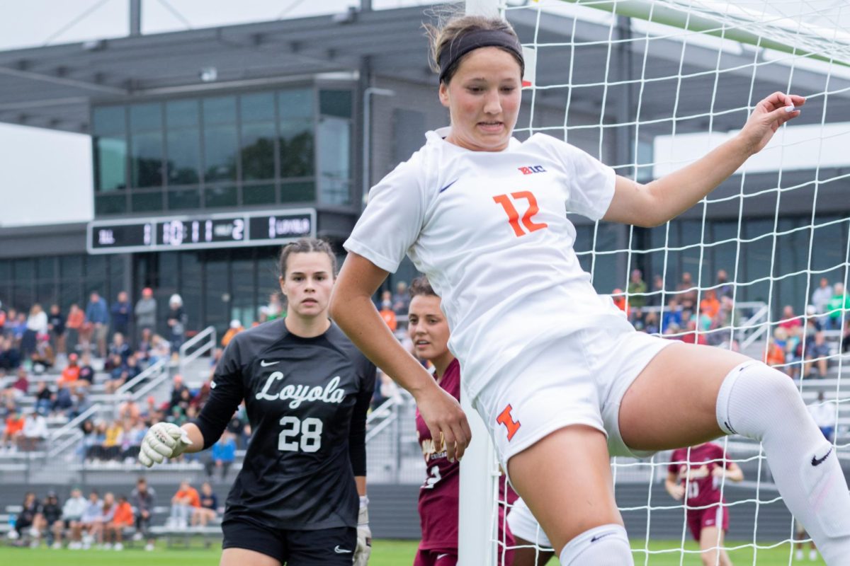 Midfielder+Kendra+Pasquale+handles+the+ball+by+the+net+on+on+Sept.+11%2C+2022.%0AThe+Illini+will+be+facing+off+against+Pepperdine+in+hopes+of+making+a+comeback+on+Sunday.