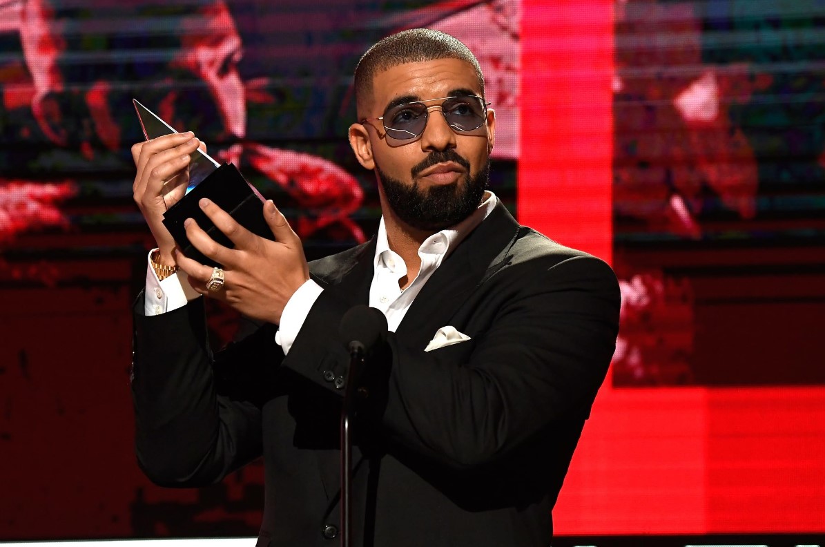 Drake receives his first American Music Award the 2016 AMAs.
Opinions columnist Amartya Nalluri voices out on music charts effect on the music industry.