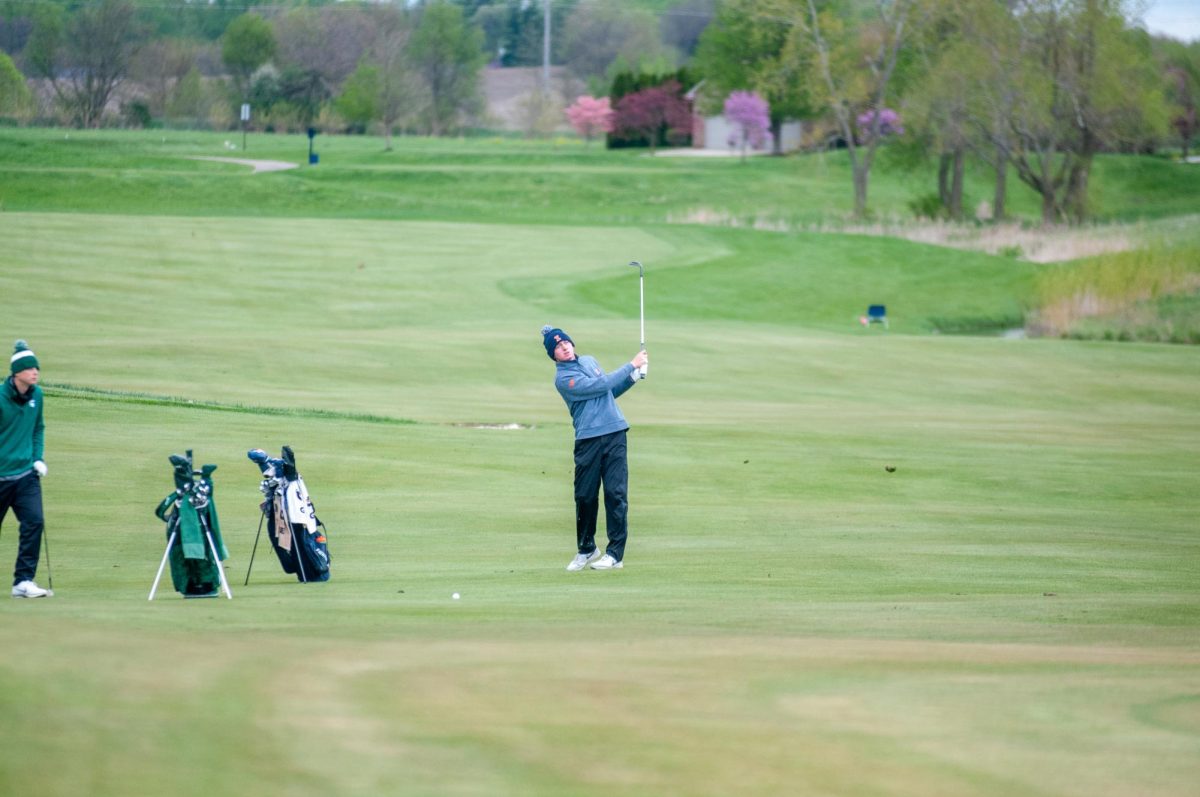 Sophomore+Ryan+Voois+hits+a+pitch+shot+onto+the+18th+green+at+Atkins+Golf+Club+during+the+first+round+of+the+2023+Fighting+Illini+Spring+Collegiate.