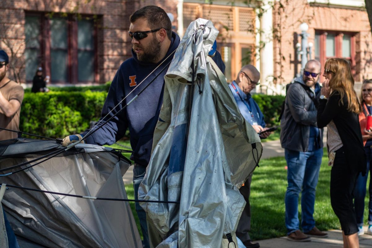 Workers+dismantle+tents+as+administration+observes+in+front+of+Lincoln+Hall+on+Friday.