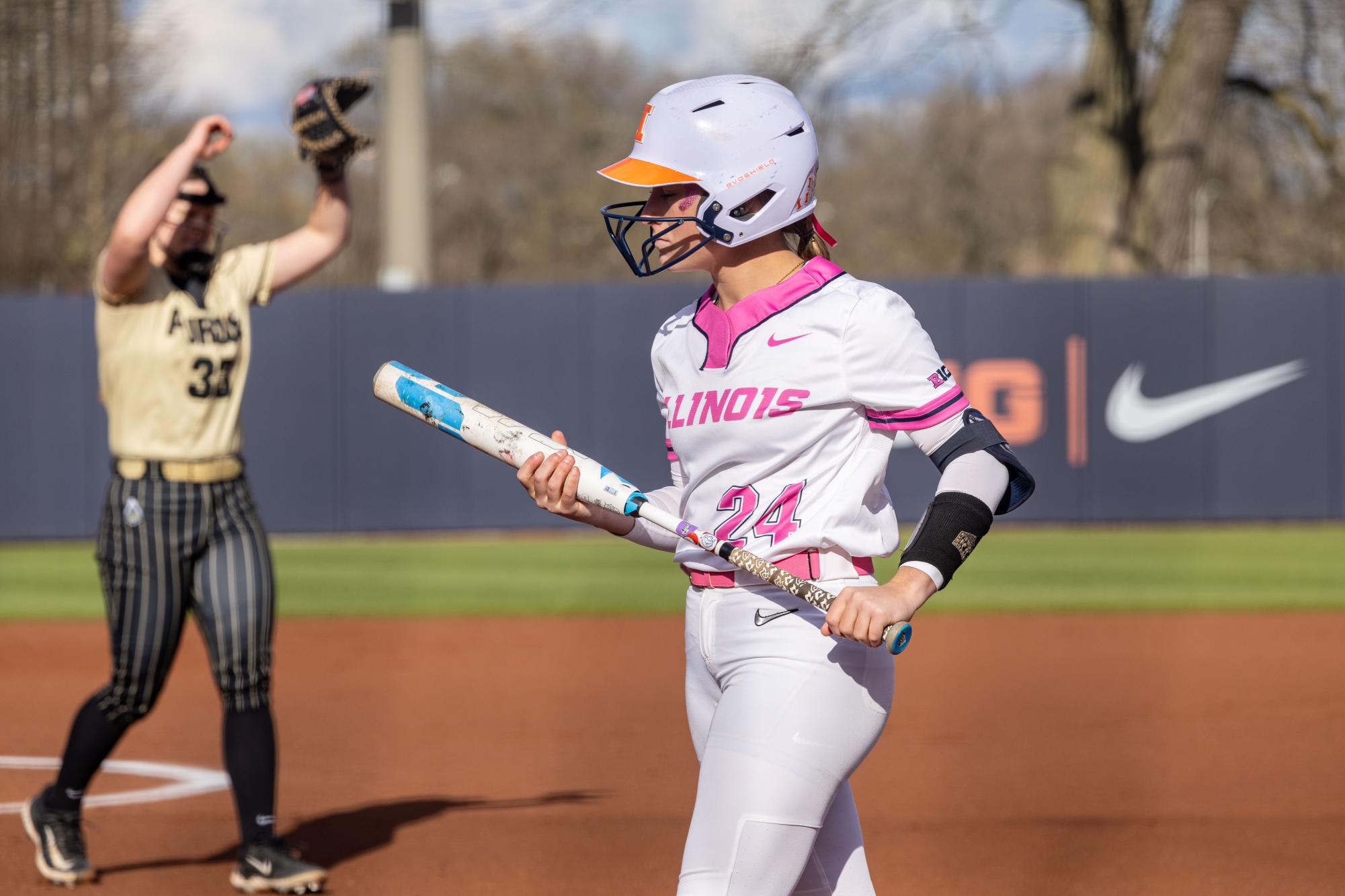 Error-filled weekend for softball leads to series loss - The Daily Illini