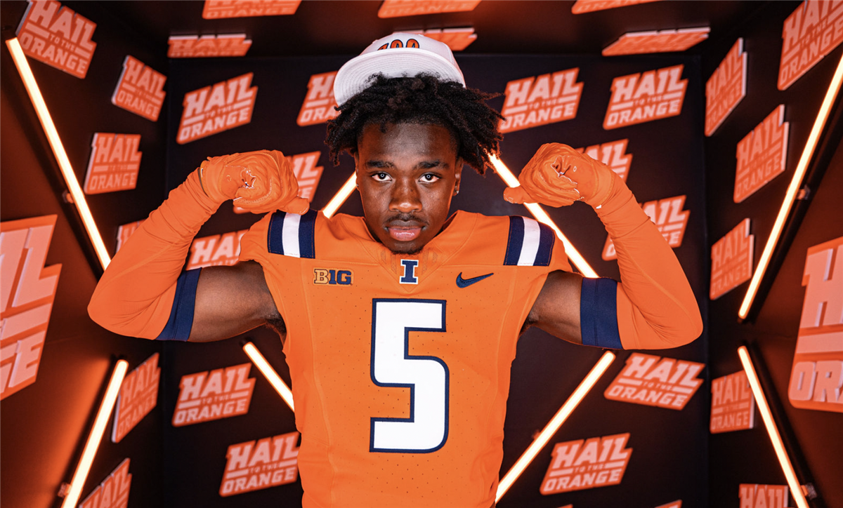 Desmond Straughton, class of 2025 DB from Roseville, MI during his official visit to the University. Straughton is committed to Illinois football for the 2025 season. 