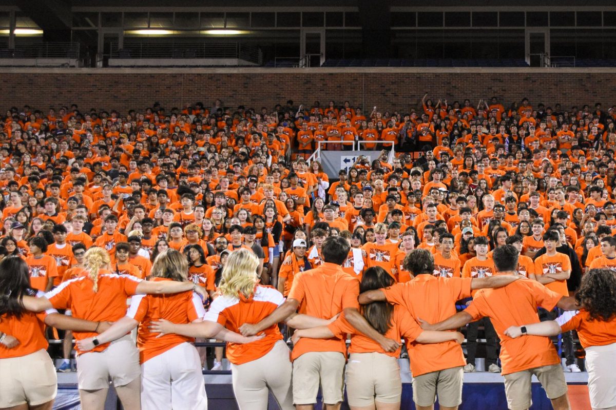 UIUC Student Alumni Ambassadors lead new students in “Hail to the Orange” at Sights & Sounds on Thursday.