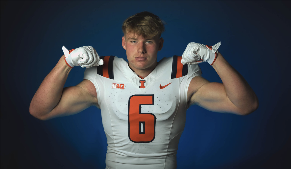 Class of 2025 senior Tight End Logan Farrell poses for pictures during a visit to Illinois earlier this year.