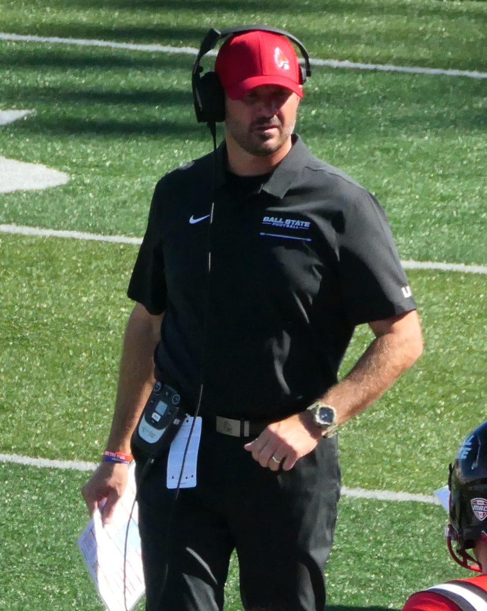 Mike Neu coaching the Ball State Cardinals against the Florida Atlantic Owls in 2019.