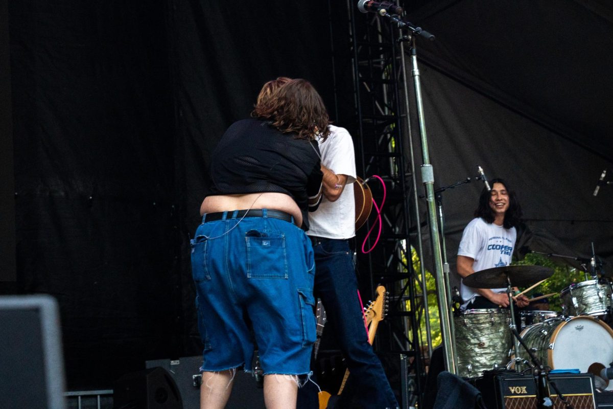 To resolve the fighting, Harlow and Tyler kiss on stage and the crowd erupts.