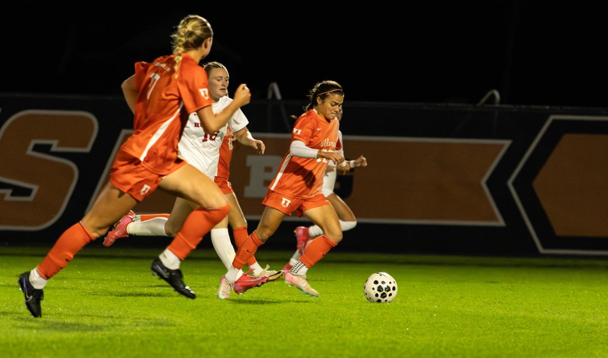 Senior forward Lia Howard dribbles during Illinois’ match against Rutgers on Oct. 9. 