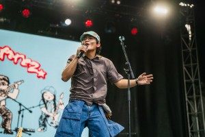 grentperez sings at his stage performance for Lollapalooza 2024.