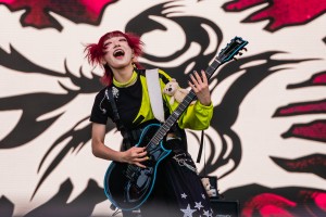 Matsuri sings as plays the guitar.