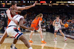 UConn freshman guard Braylon Mullins goes to pass to UConn senior center Tarris Reed Jr.